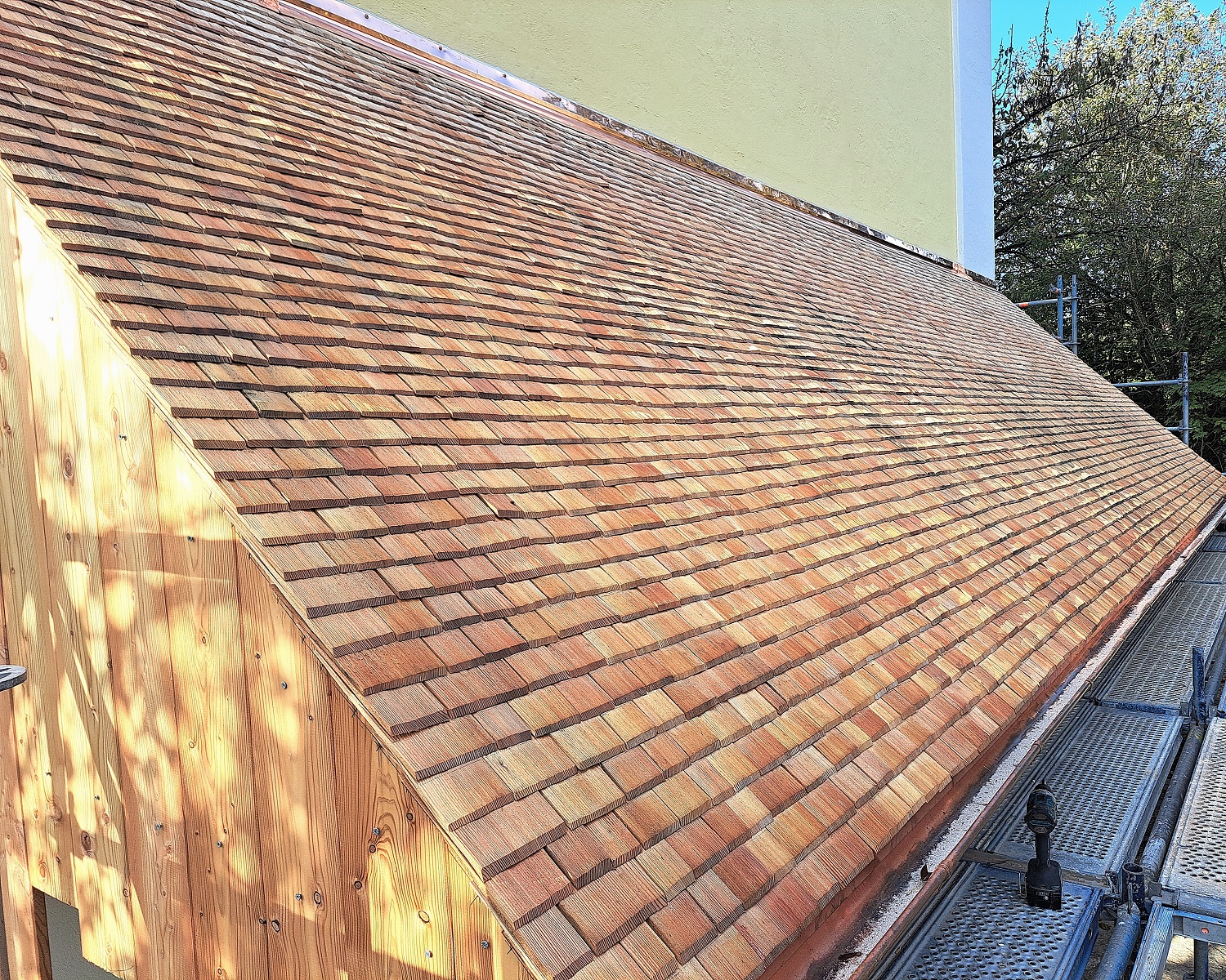 Kirche Pürgl: Eindeckung Vordach mit Holzschindeln